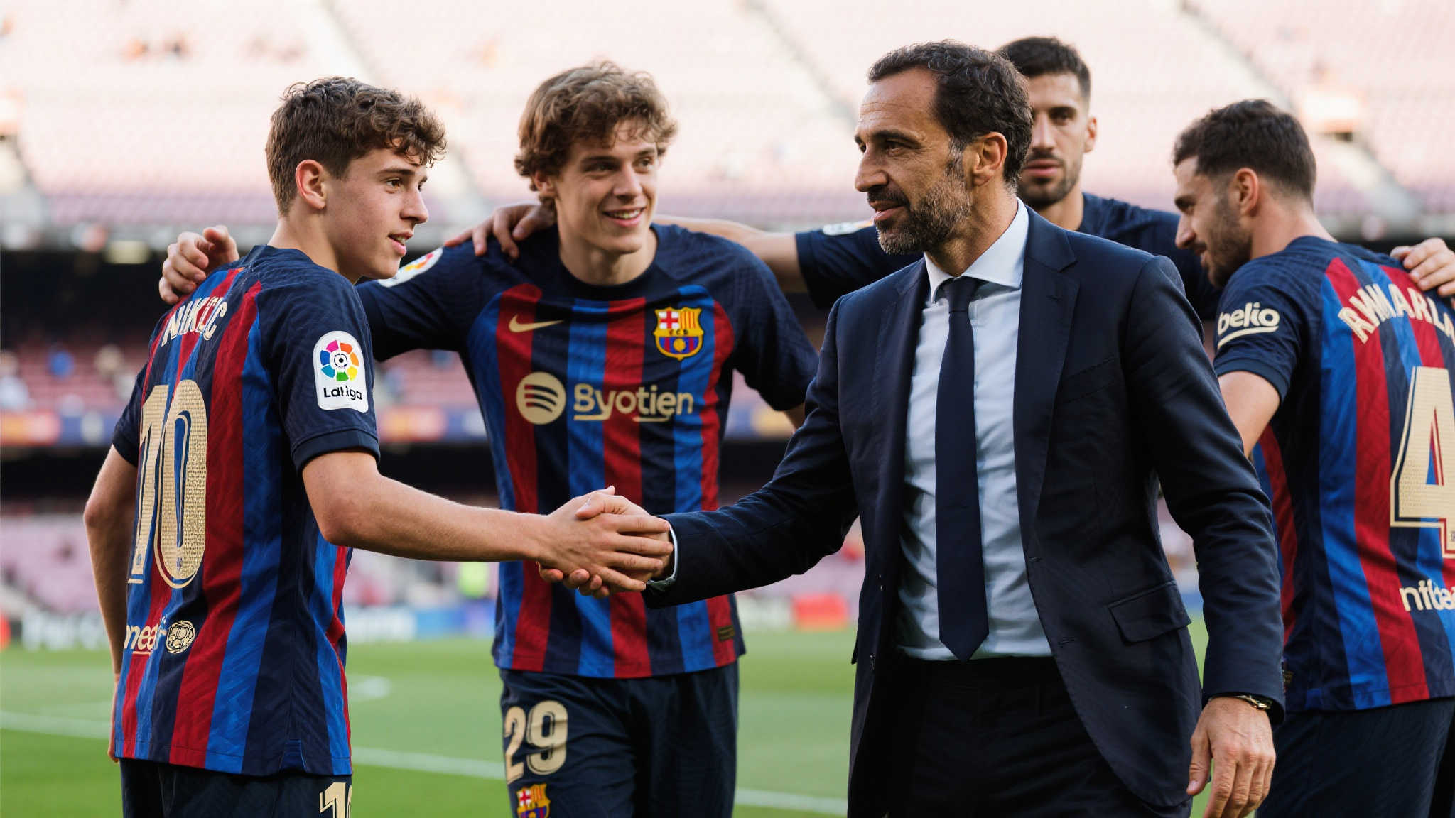 德科:尼科与亚马尔的良好相处是额外的加分 在今时今日的体育界,团队的凝聚力与球员之间的关系无